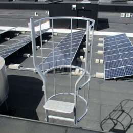Zonnepanelen-ladder op het dak Dakladder voor de onderhoud van zonnepanelen